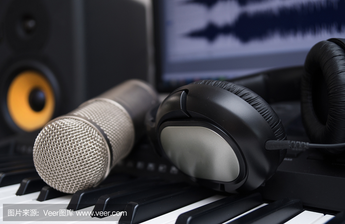 混頻器,電容麥克風(fēng)和專業(yè)監(jiān)視器。家庭音樂工作室的概念。