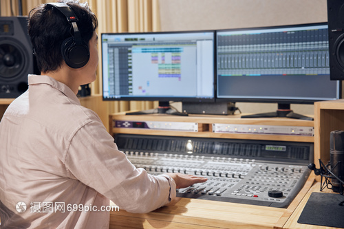 錄音棚調控室男性調音師