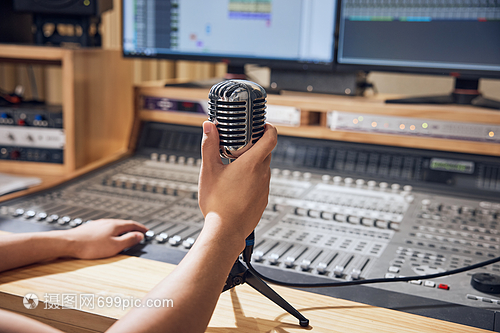 幕后之聲 錄音棚里調音師的精準藝術